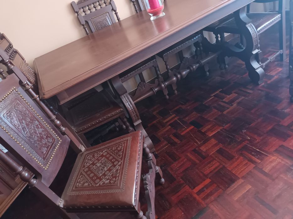Mesa grande de sala com 8 cadeiras