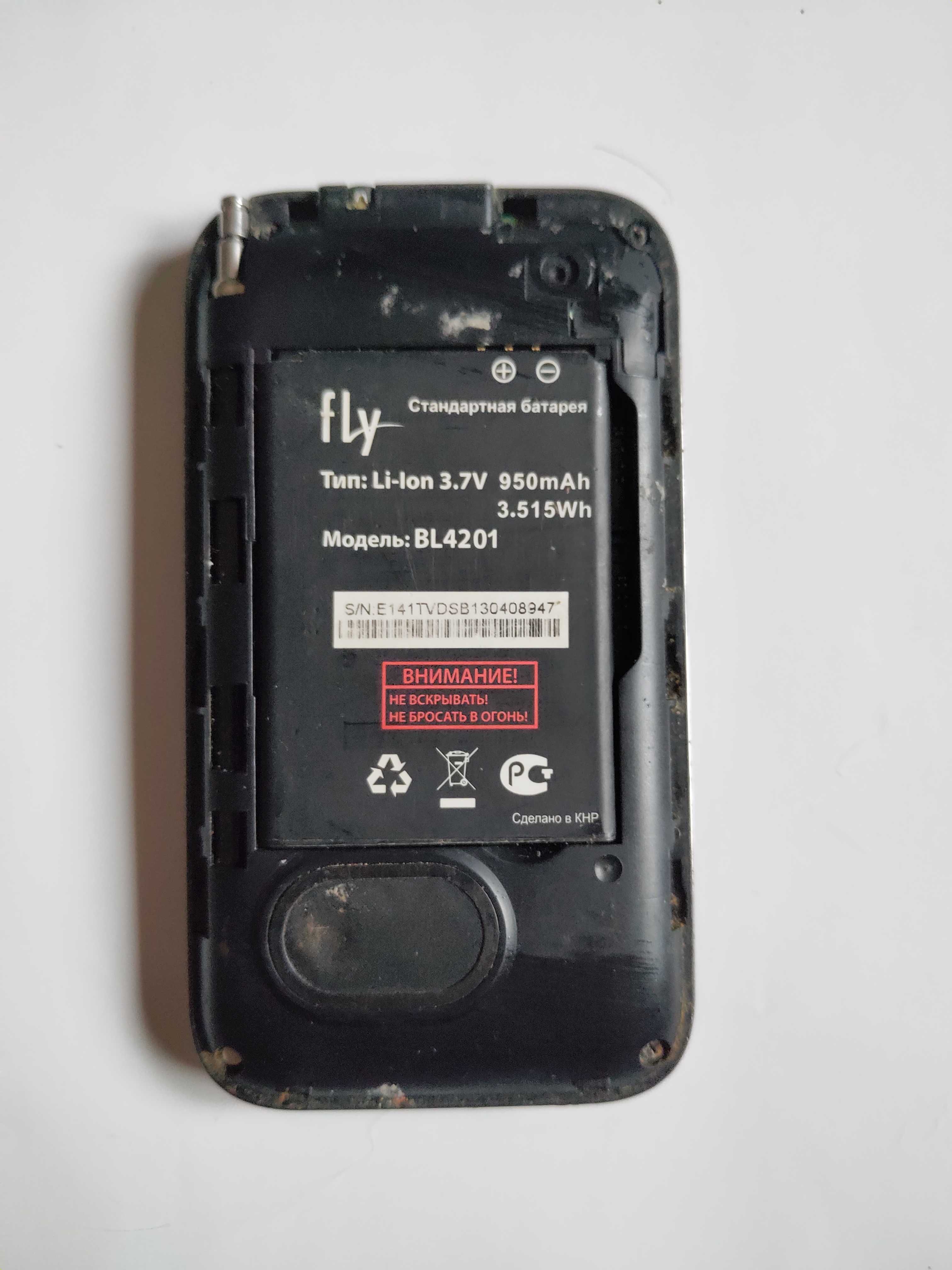 Мобильный телефон fly e 141 TV+ на две симкарты требует ремонта
