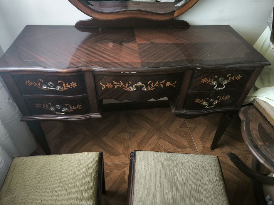 Cómoda com espelho e bancos antiga