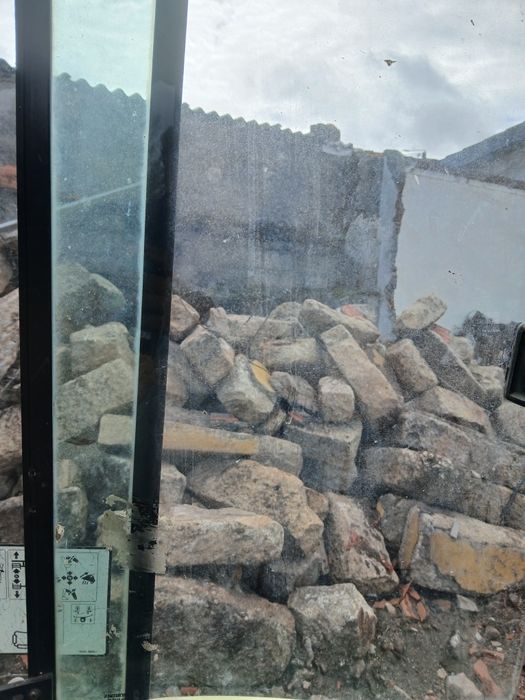 Faço serviços de limpeza e demolições