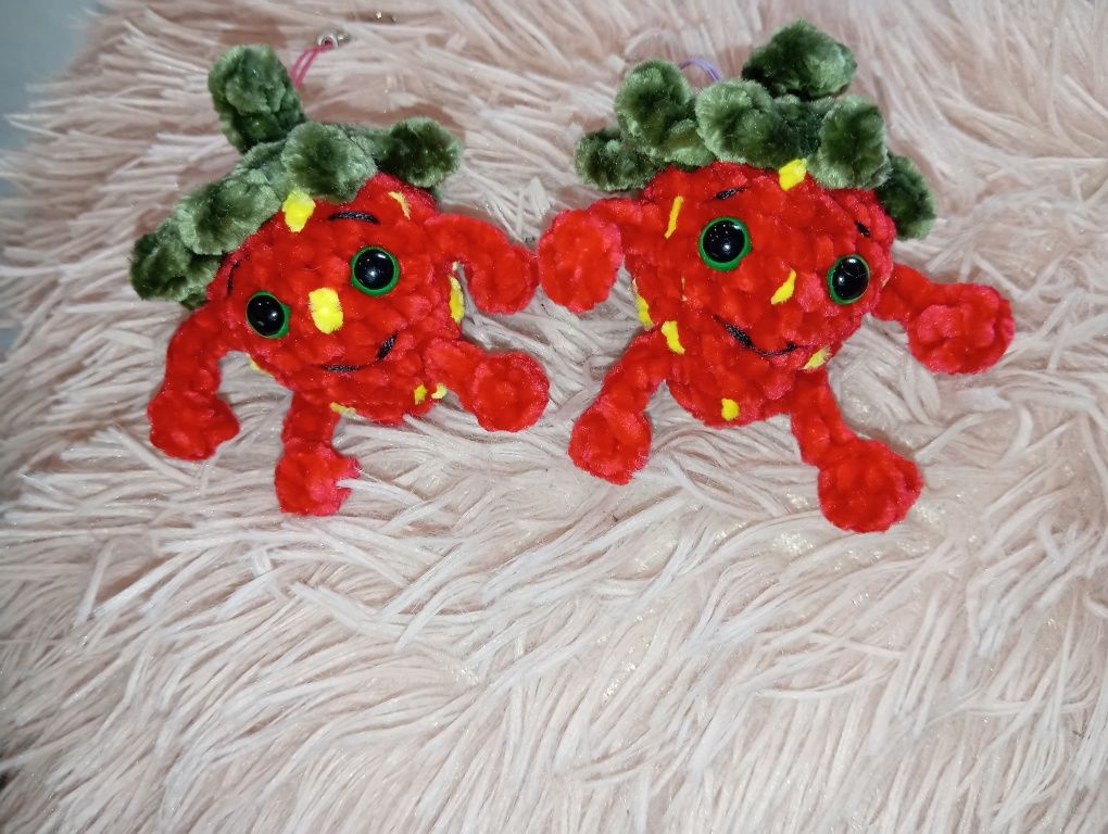 Brelok truskawka na szydełku amigurumi handmade