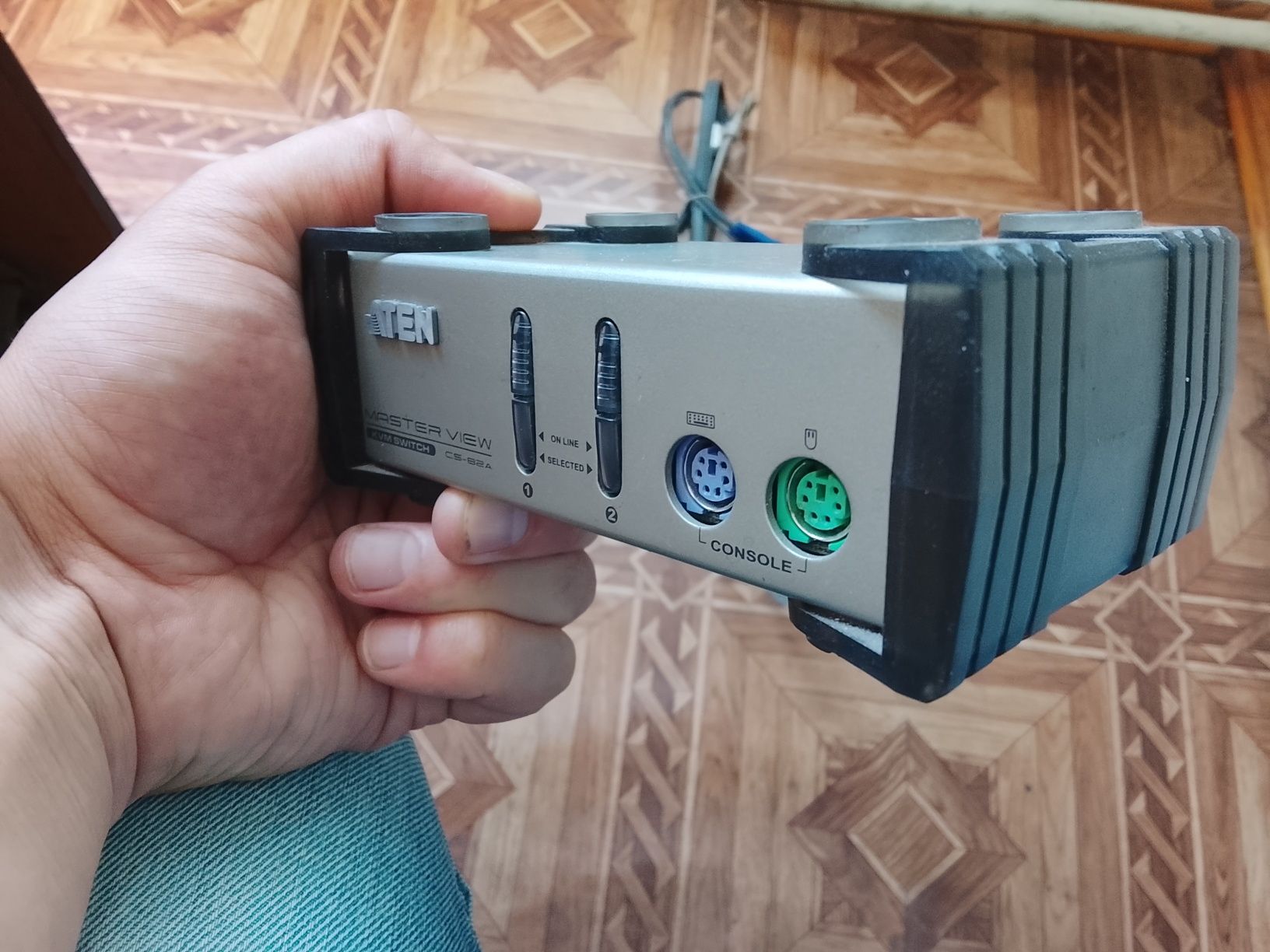 KVM switch для переключення між комп'ютерами