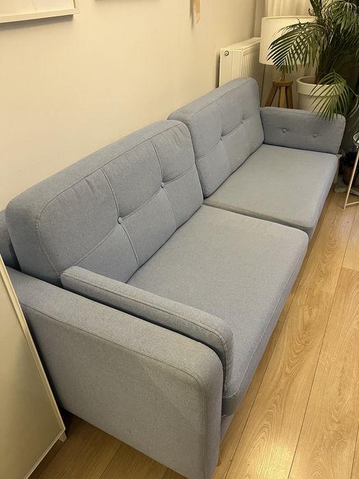 Niebieska rozkładana kanapa