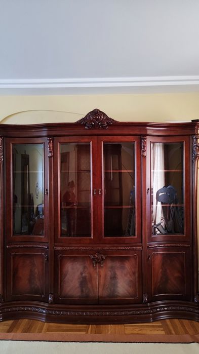 Італійська вітрина-буфет з дорогих порід дерева