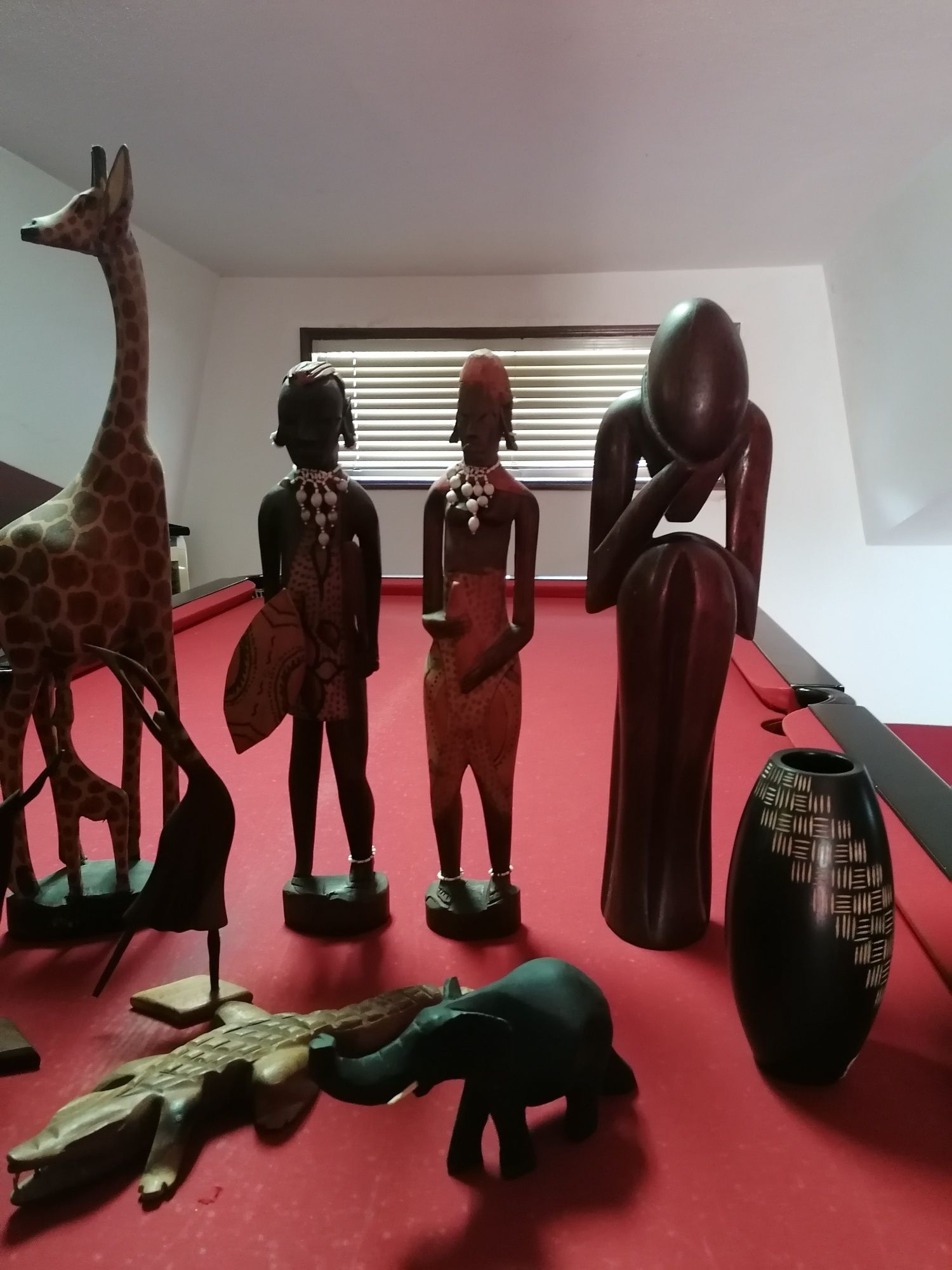Várias estatuetas em madeira
