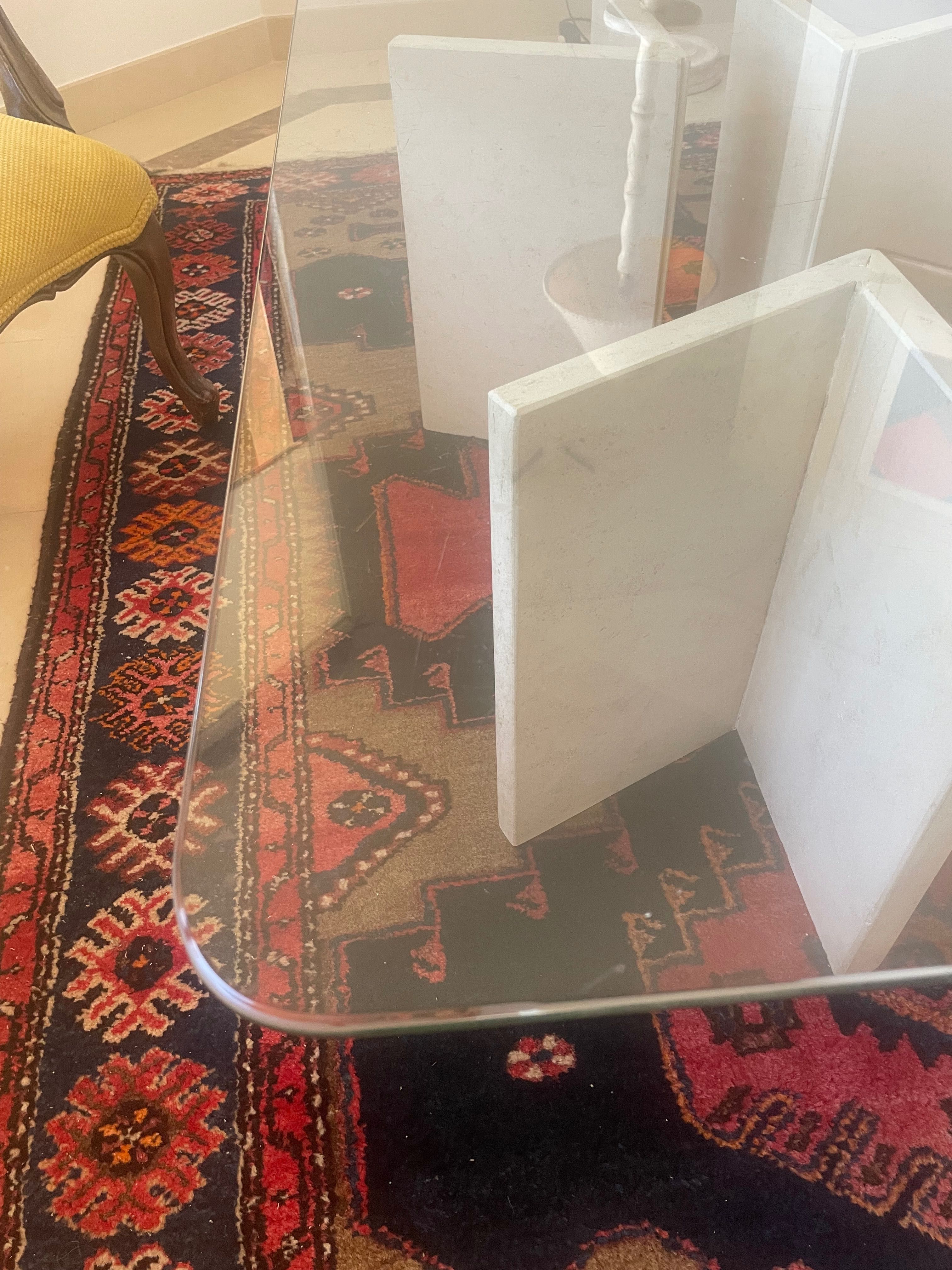 Mesa auxiliar de sala de cristal e pes de marmol