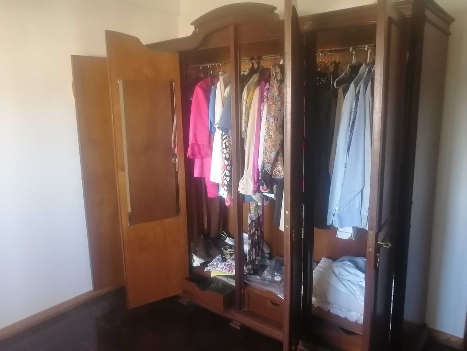 Roupeiro Vintage de 4 portas, com espelho e gavetas