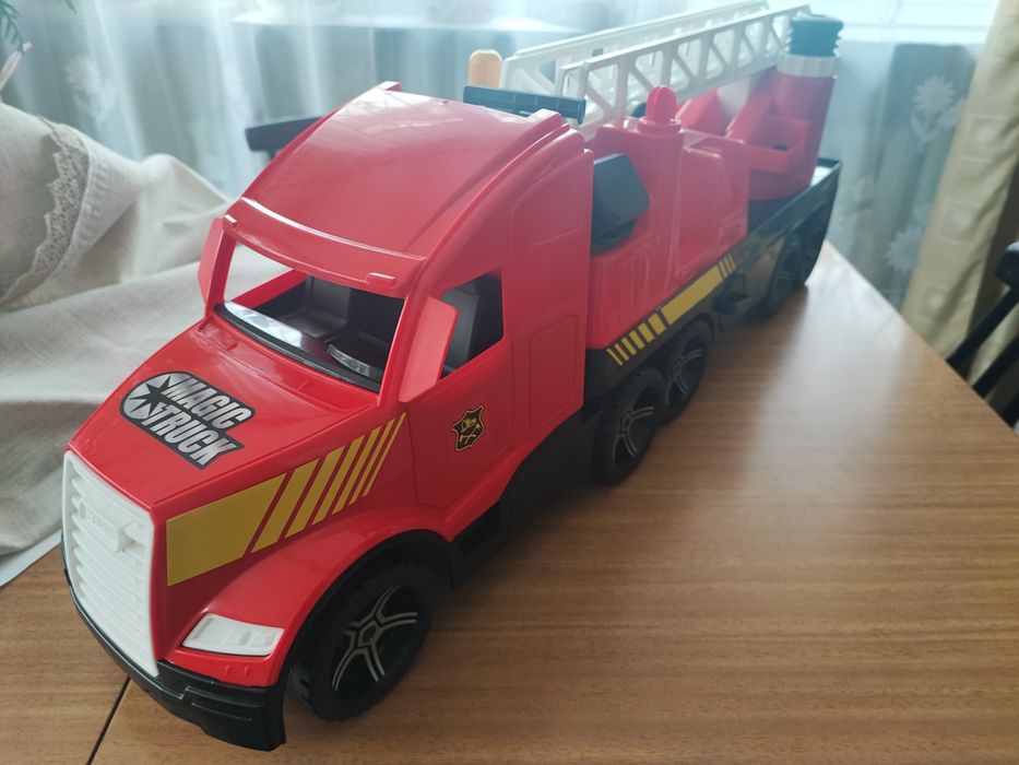 Duża ciężarówka straż pożarna