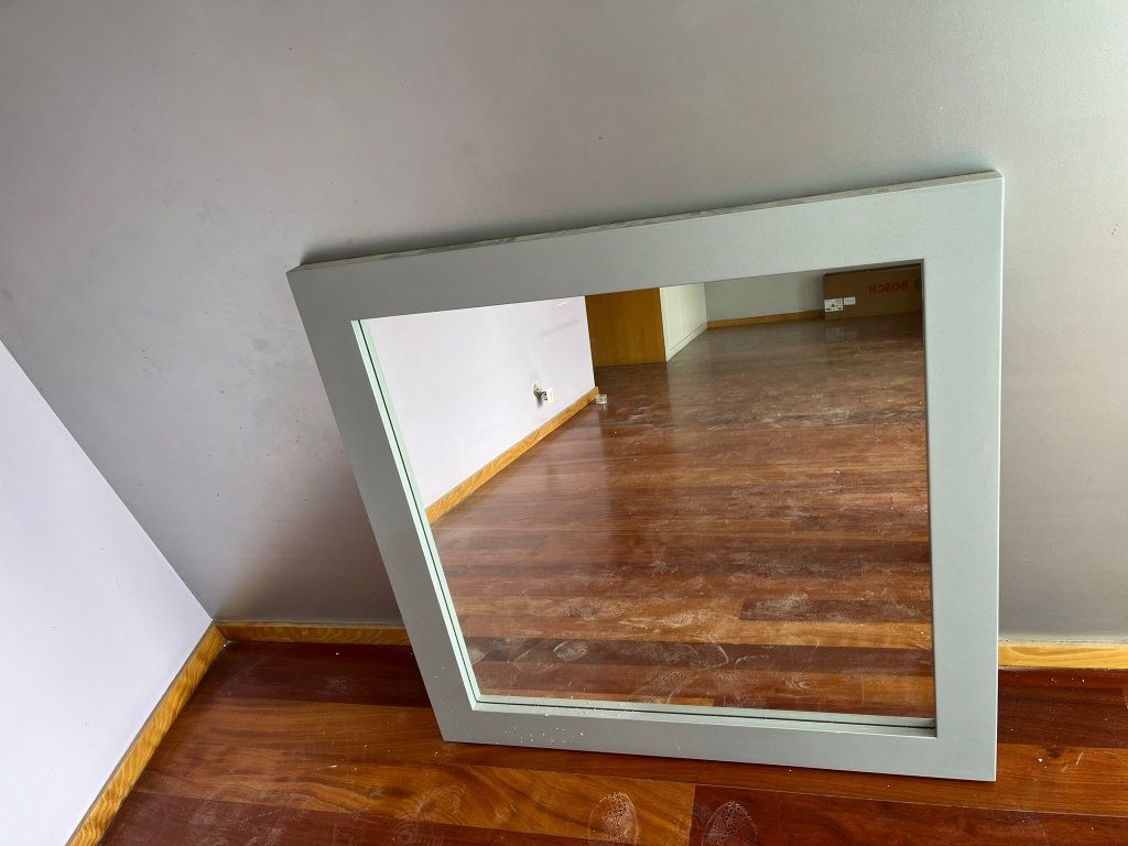 Espelho com moldura cinza wc