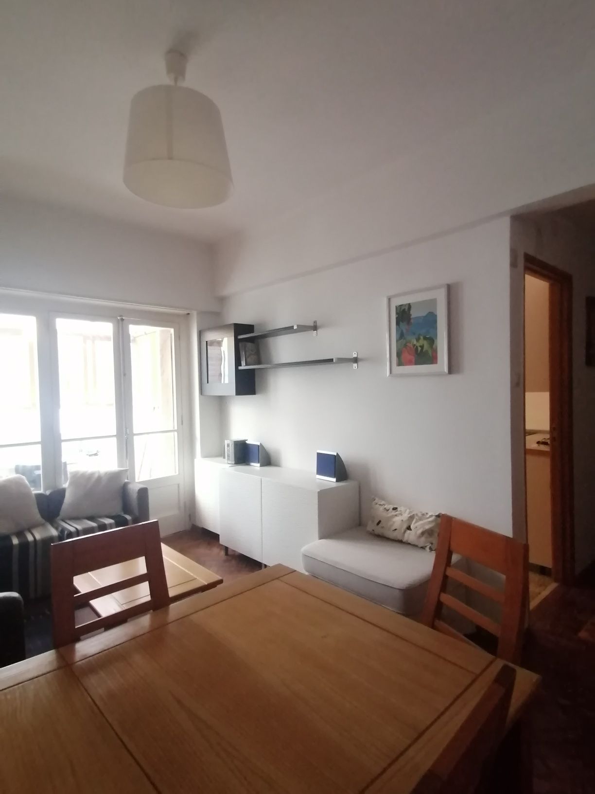 Partilho apartamento com jovens profissionais ou estudantes