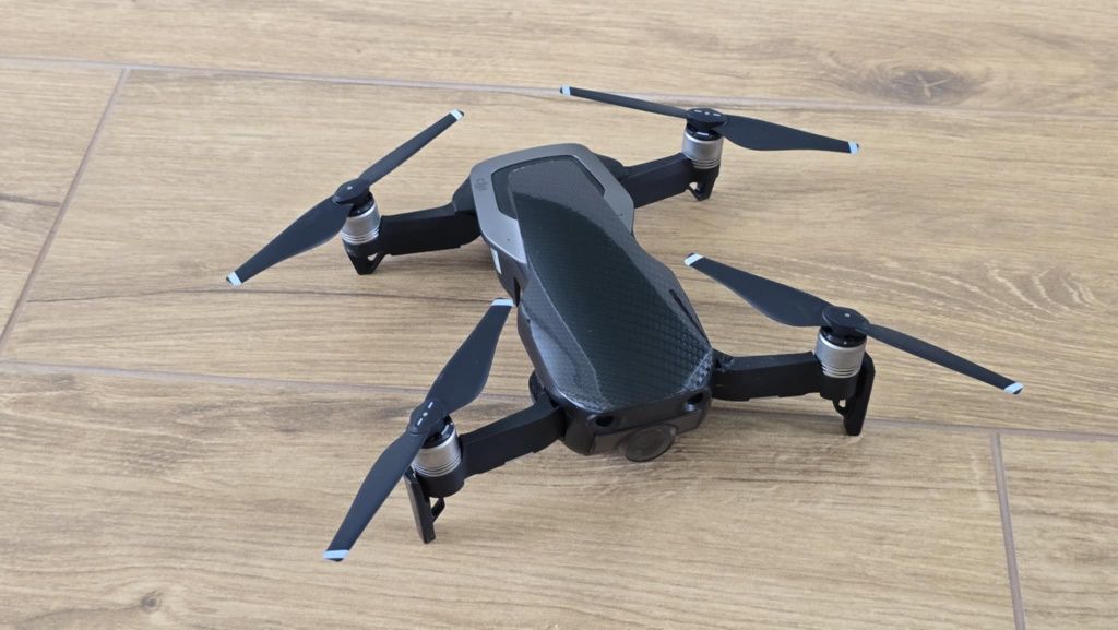 Dron DJI Mavic Air z dużym zestawem akcesoriów