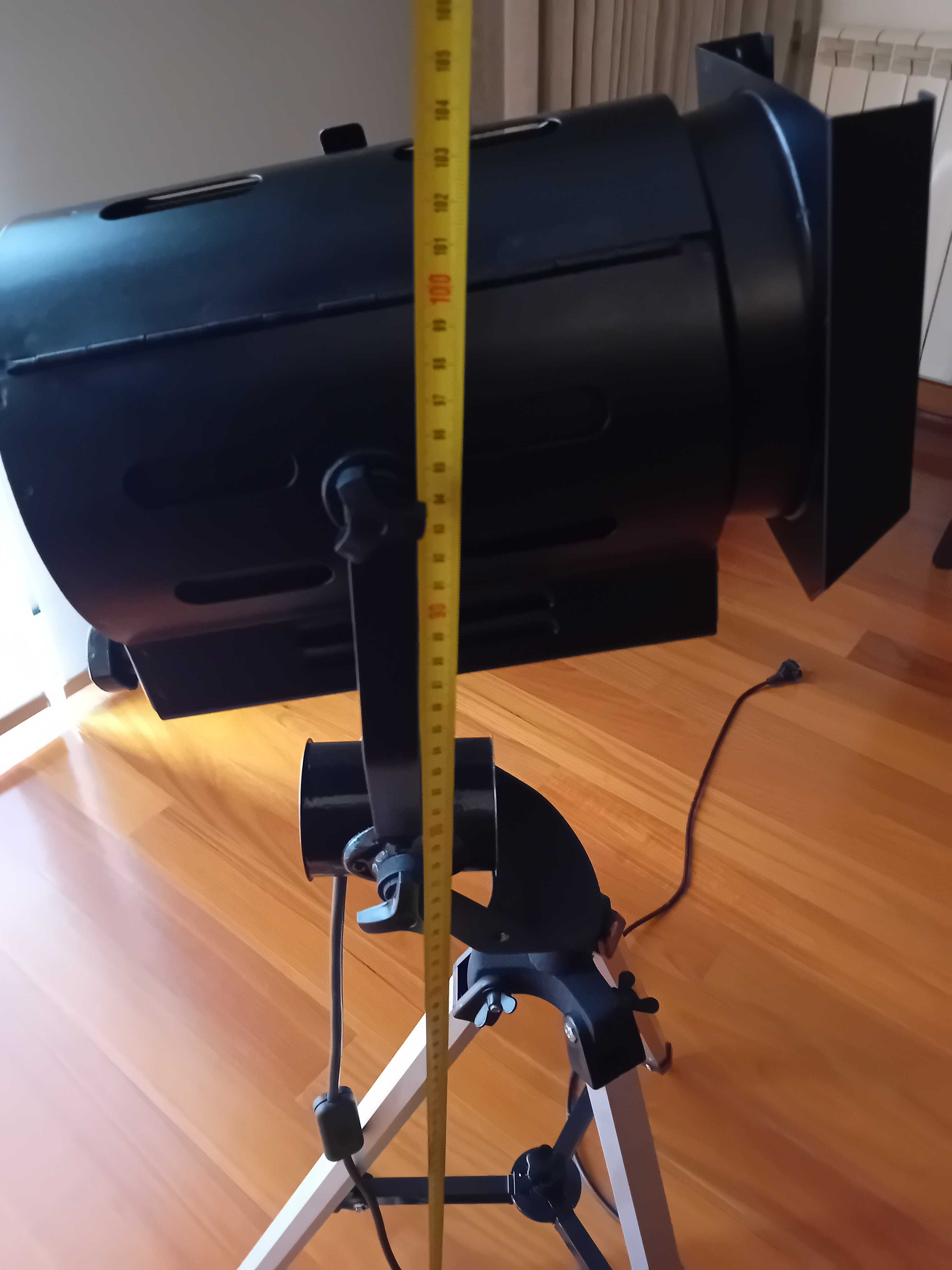 Candeeiro / projetor com tripé