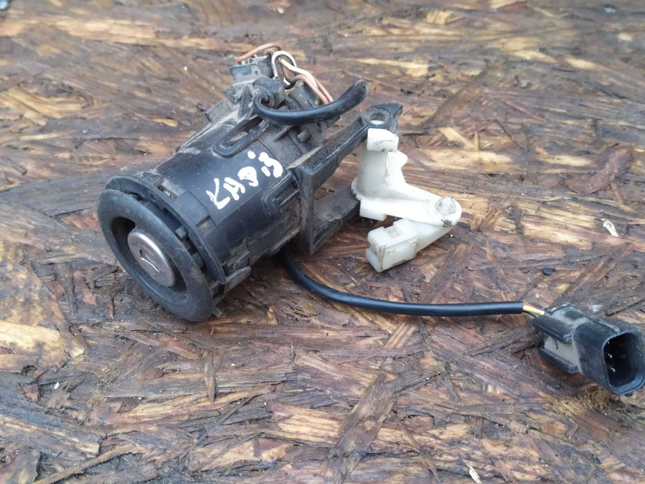 Замок кнопка багажника Мітсубісі Карізма Mitsubishi Carisma