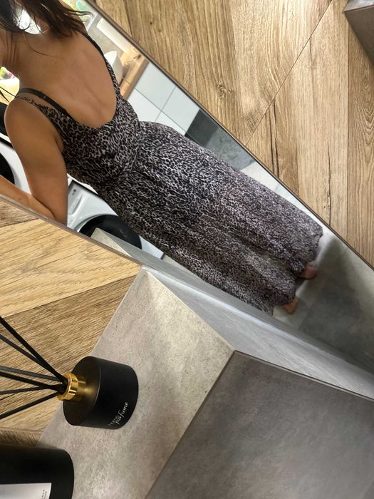 Długa sukienka na ramiączkach z rozcięciem panterka Mohito XS