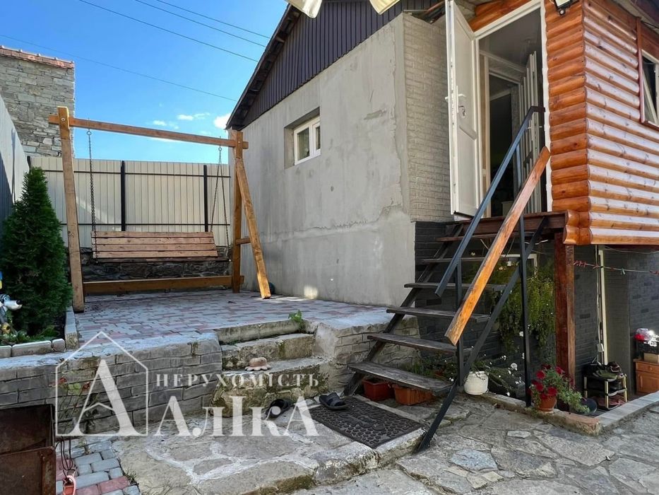 Продам квартиру з гаражем та времянкою в Старому місті