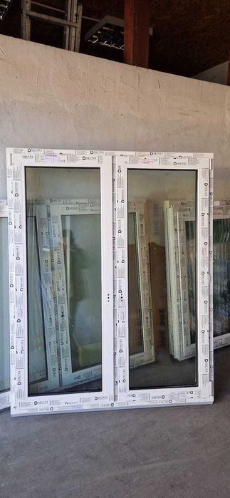 Okno PCV 3-szybowe, wym. 1410 x1760 Orzech zewnątrz, wewnątrz białe.