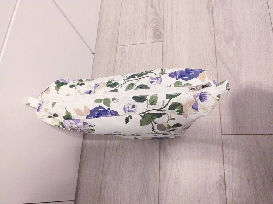 O Bag Mini, organizer w fioletowe kwiaty do torebki