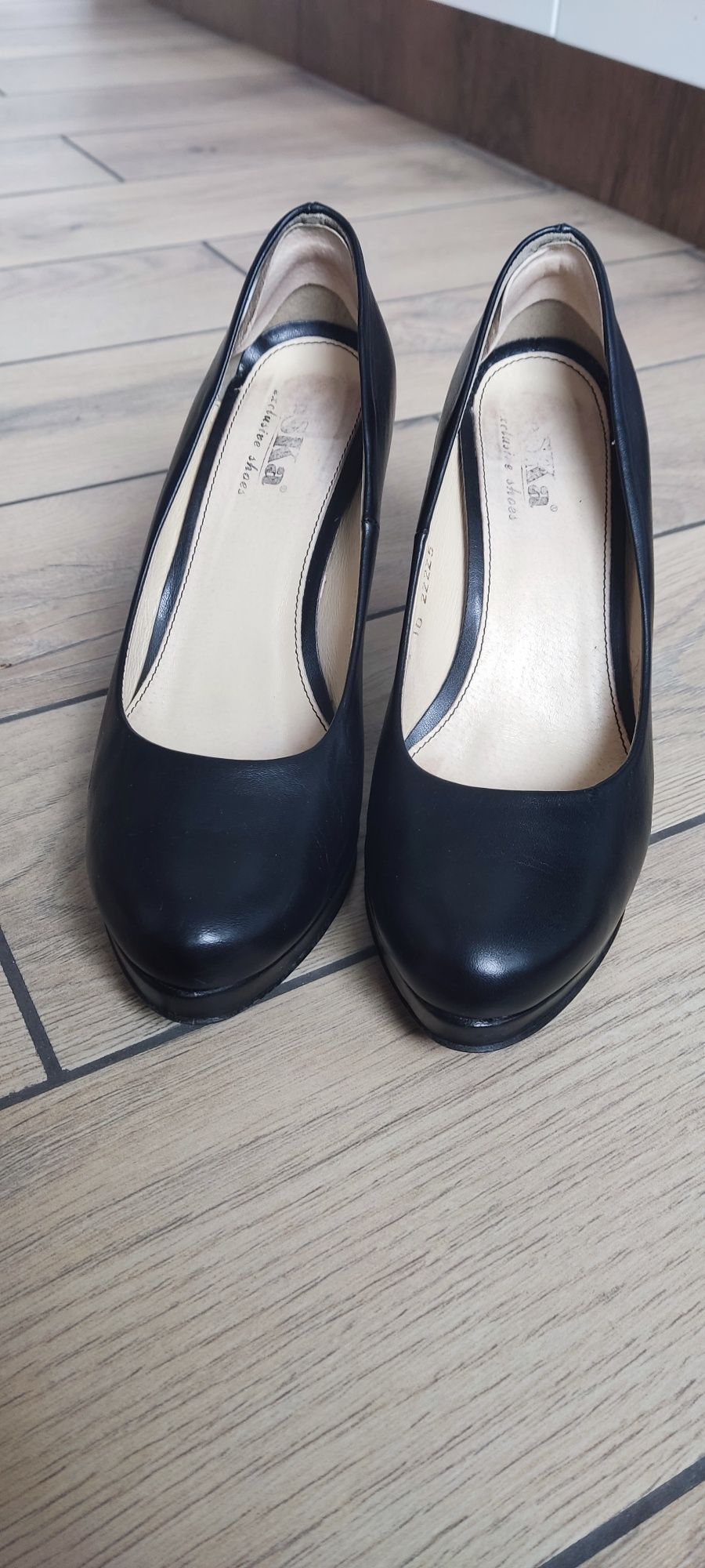 Buty na obcasie 9.5 cm skórzane rozm. 39