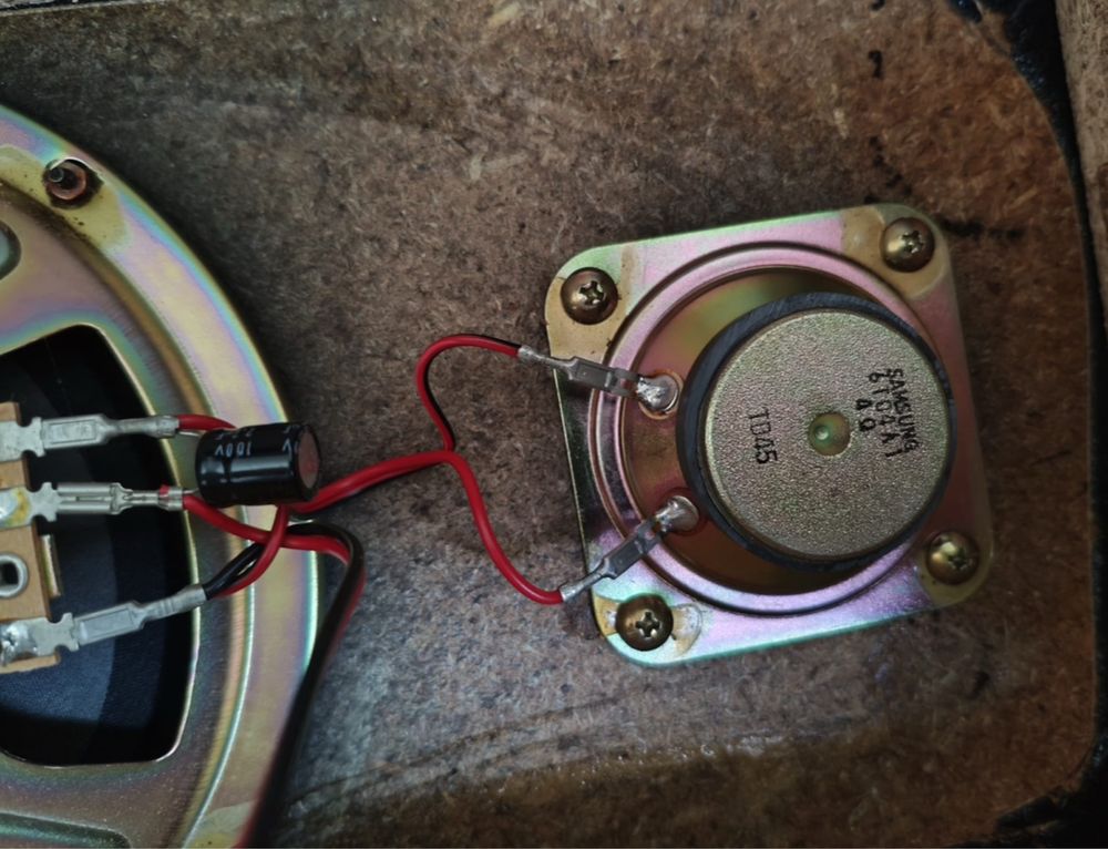 Dwie kolumny Super Dynamic Speaker po 16W.