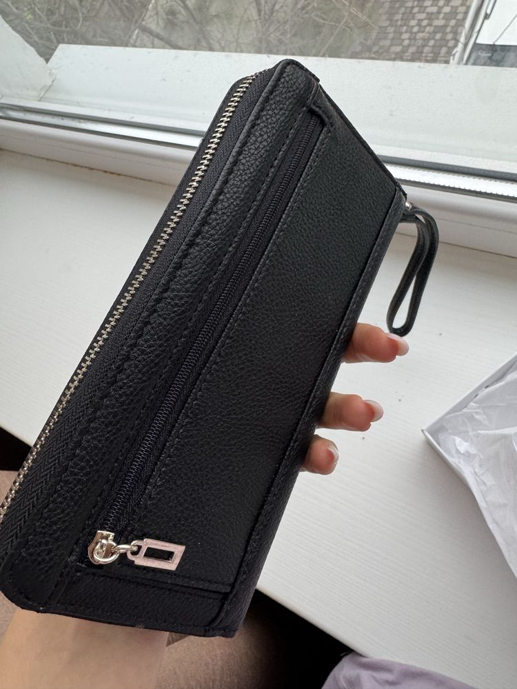 Продам кошелек -клач Guess, оригинал.