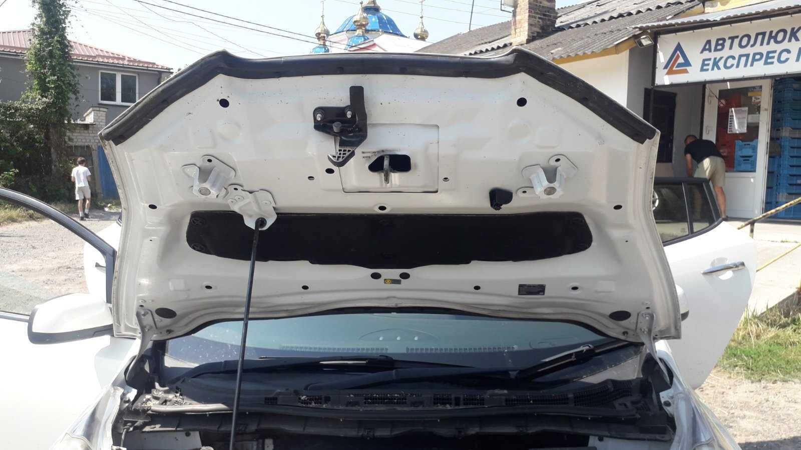 Капот Nissan Leaf