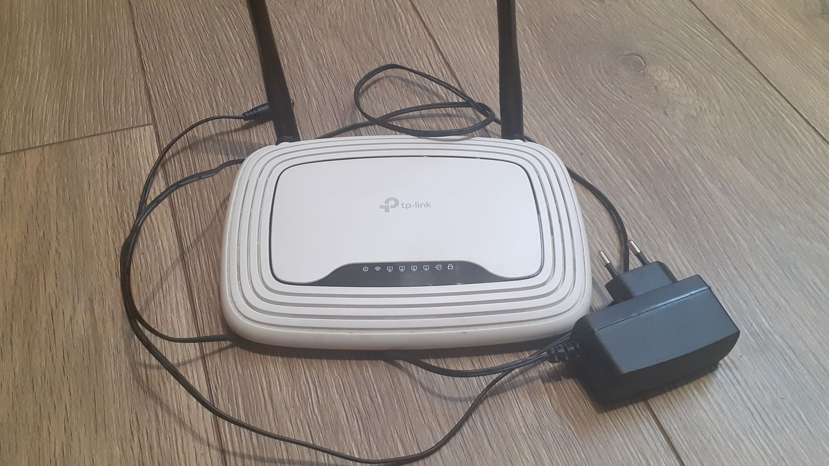 Продаю два роутери: TP‐Link WR841N, NetGearJDGN1000