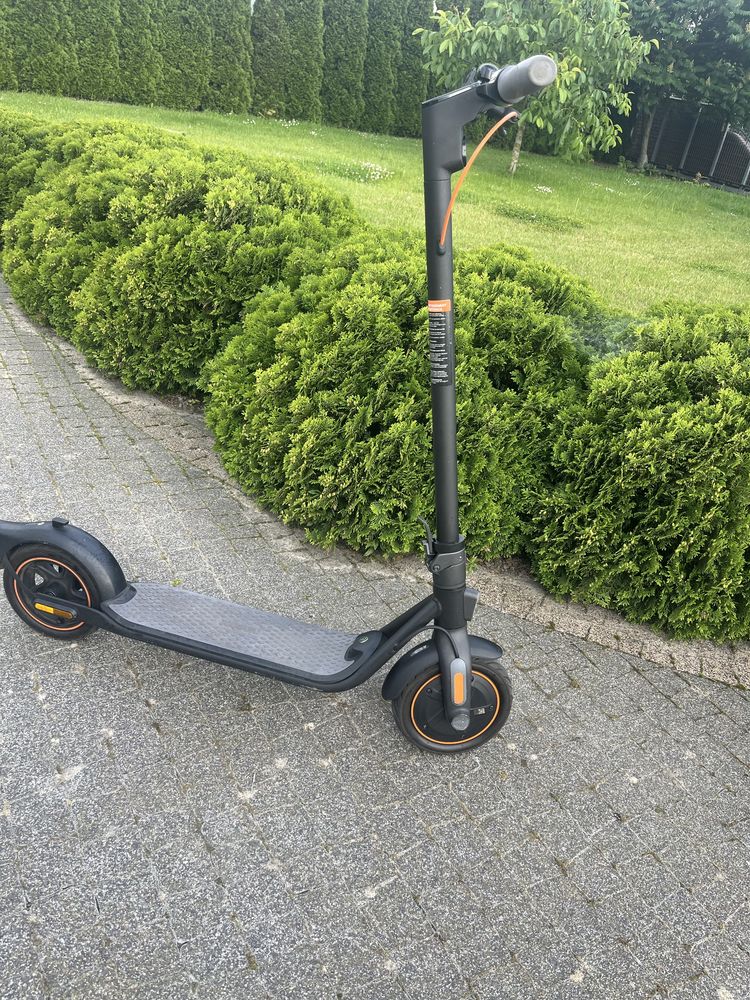 Hulajnoga Segway ninebot KickScooter F40E