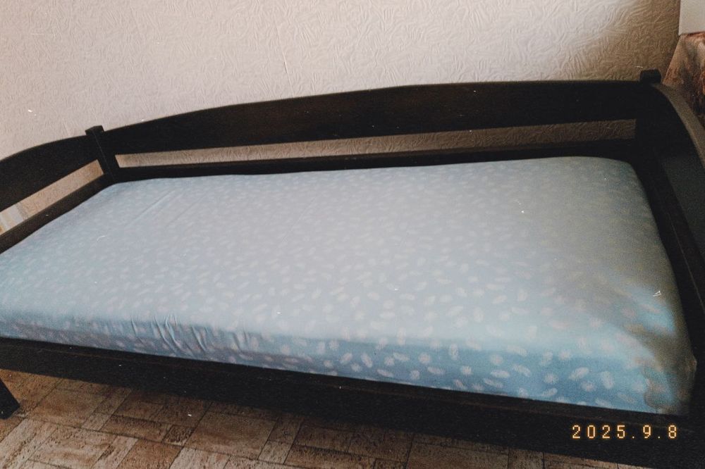 Односпальне ліжко із висувними шухлядами