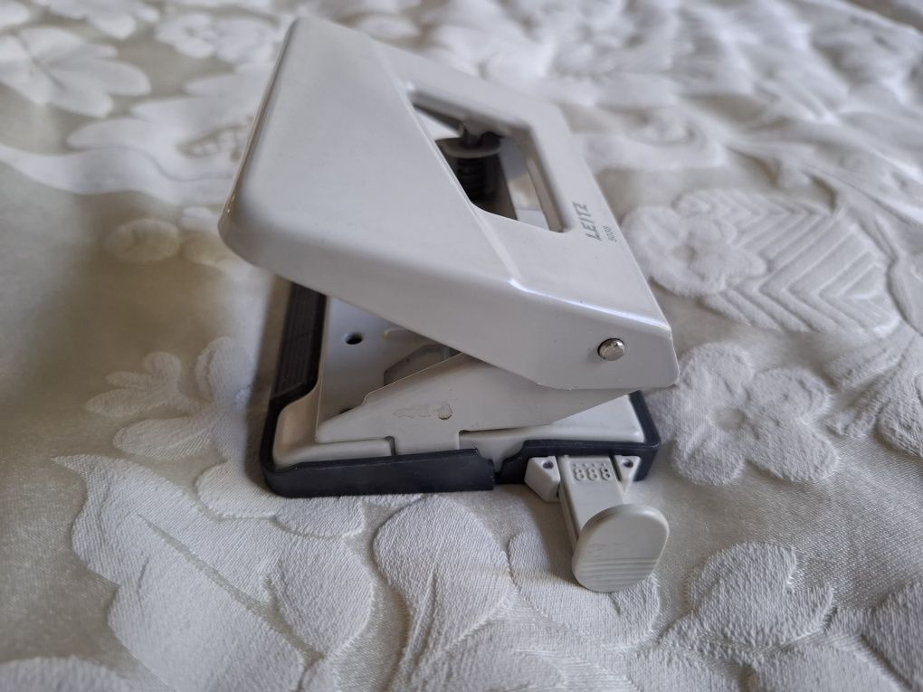 Dziurkacz Leitz  5038 solidny, metalowy