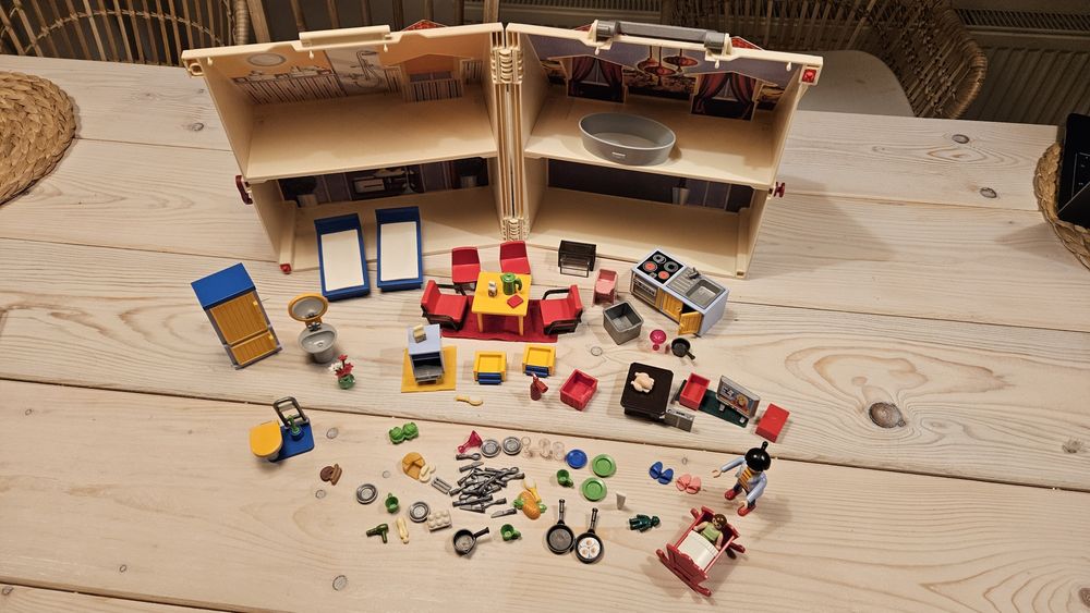 Domek Play Mobile z dużą ilością wyposażenia