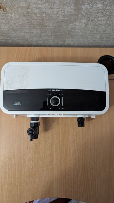 Водонагреватель Проточный Ariston Aures sm 7.7  9.1kw Новый