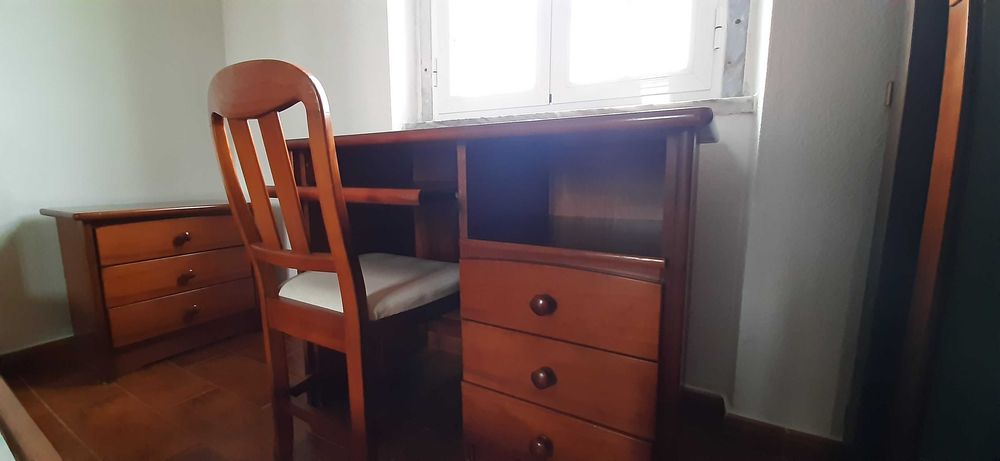 Mobília de quarto solteiro em cerejeira.