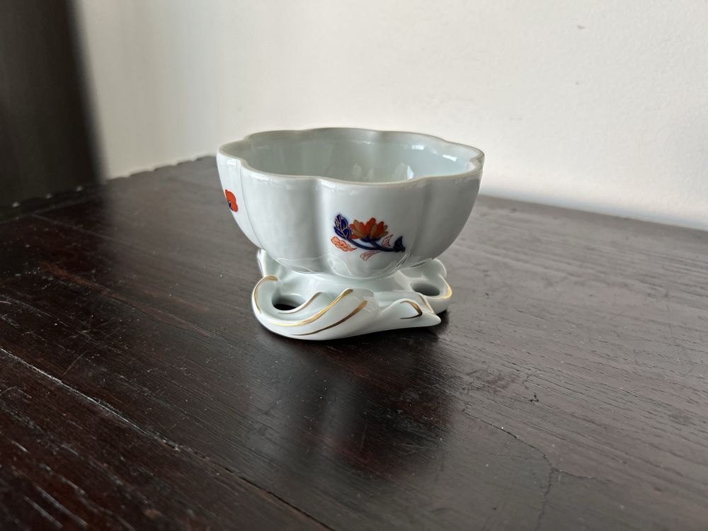 Taça em procelana com flores e dourados.