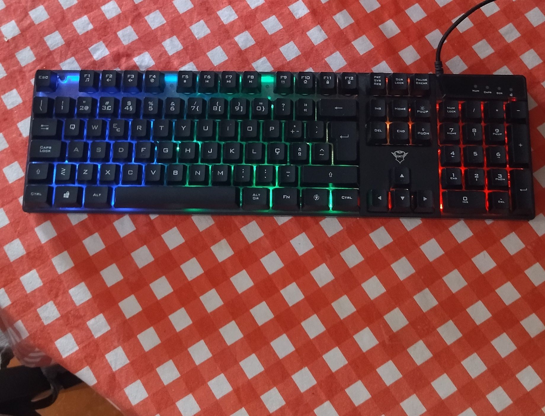 Teclado Trust GXT 835 Azor