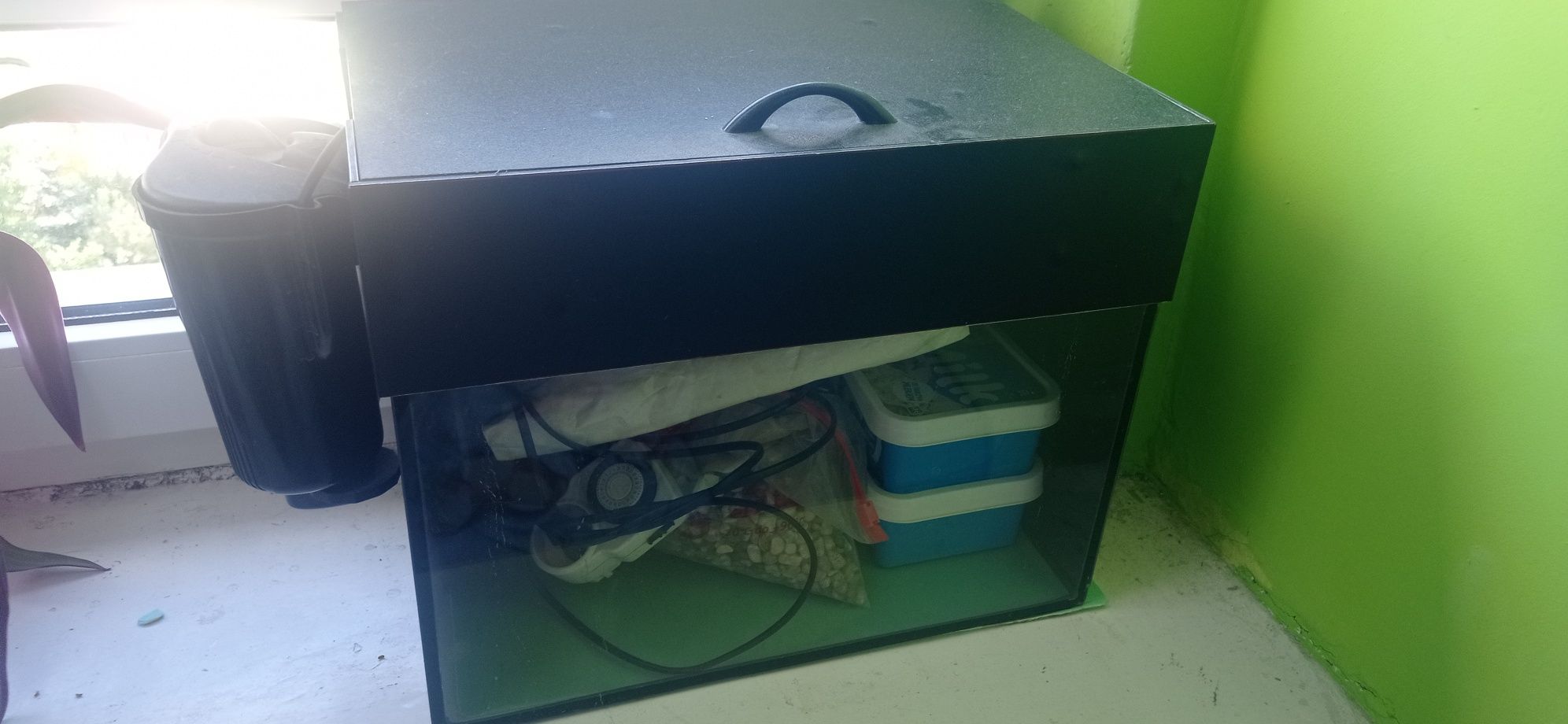 Akwarium 25 l z pokrywą i filtrem.