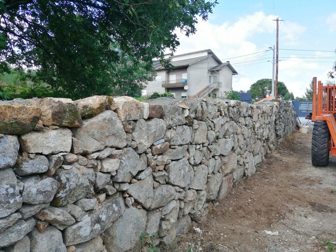 Pequenas obras e muros em pedra