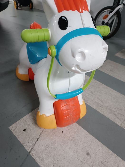 Cavalo com rodas para criança