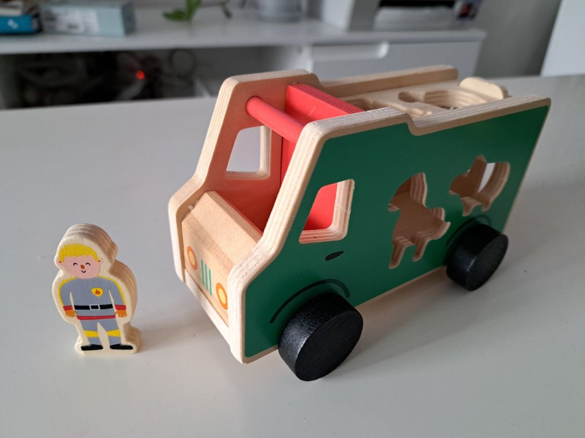 Drewniana ciężarówka samochód z figurką Transporter zwierząt