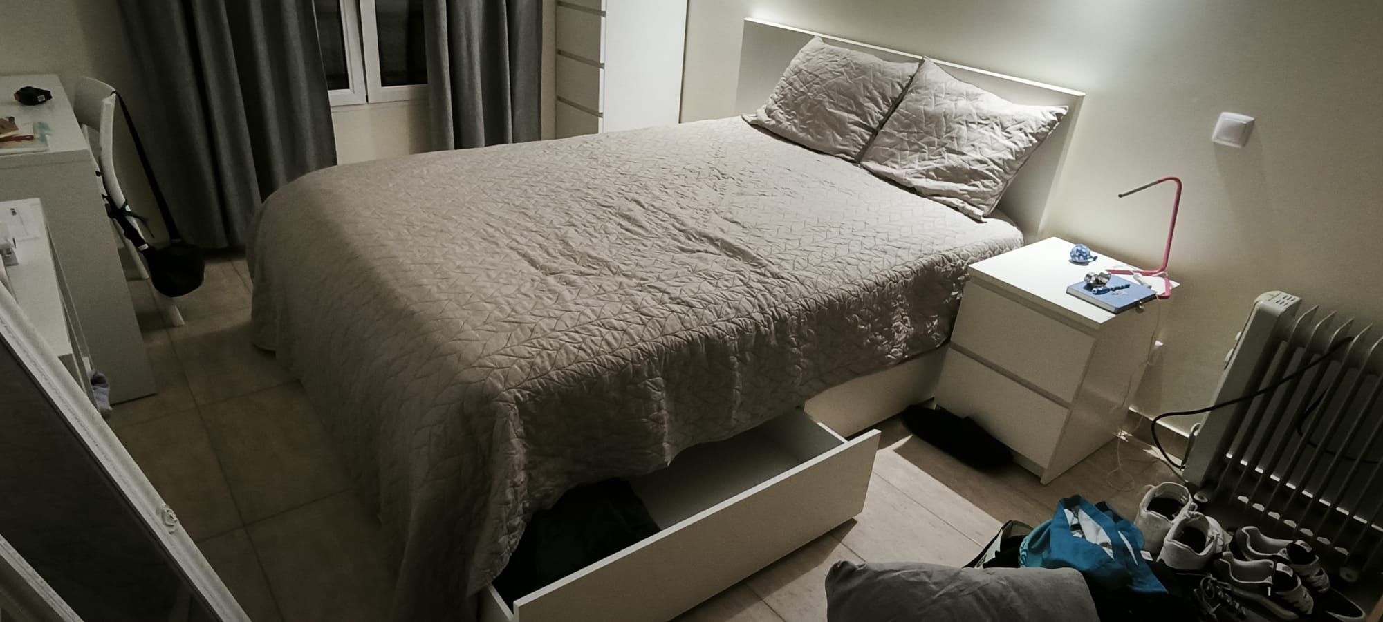 Cama com cabeceira