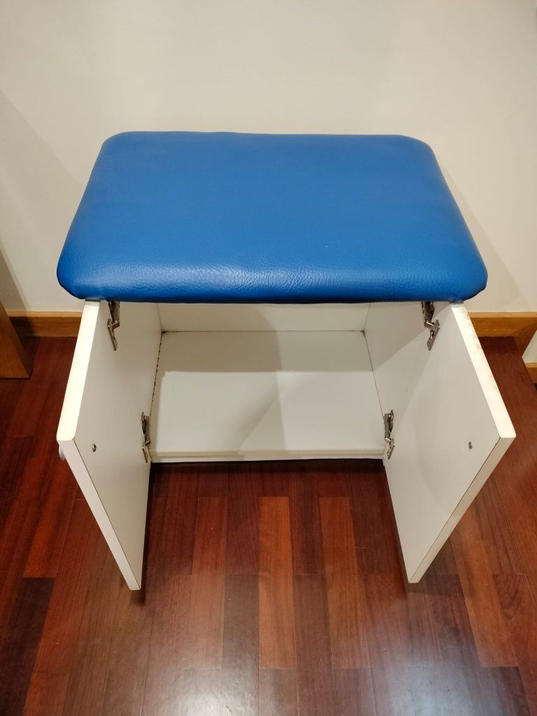 Móvel banco azul e branco