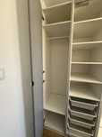 Segment z Ikea z lustrem na drzwiach