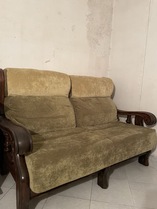 Sofa z drewnianą ramą
