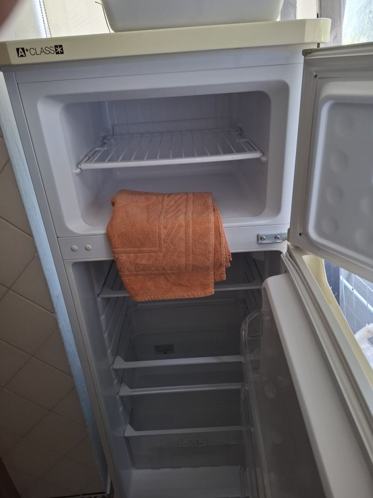 Frigorífico indesit com congelador