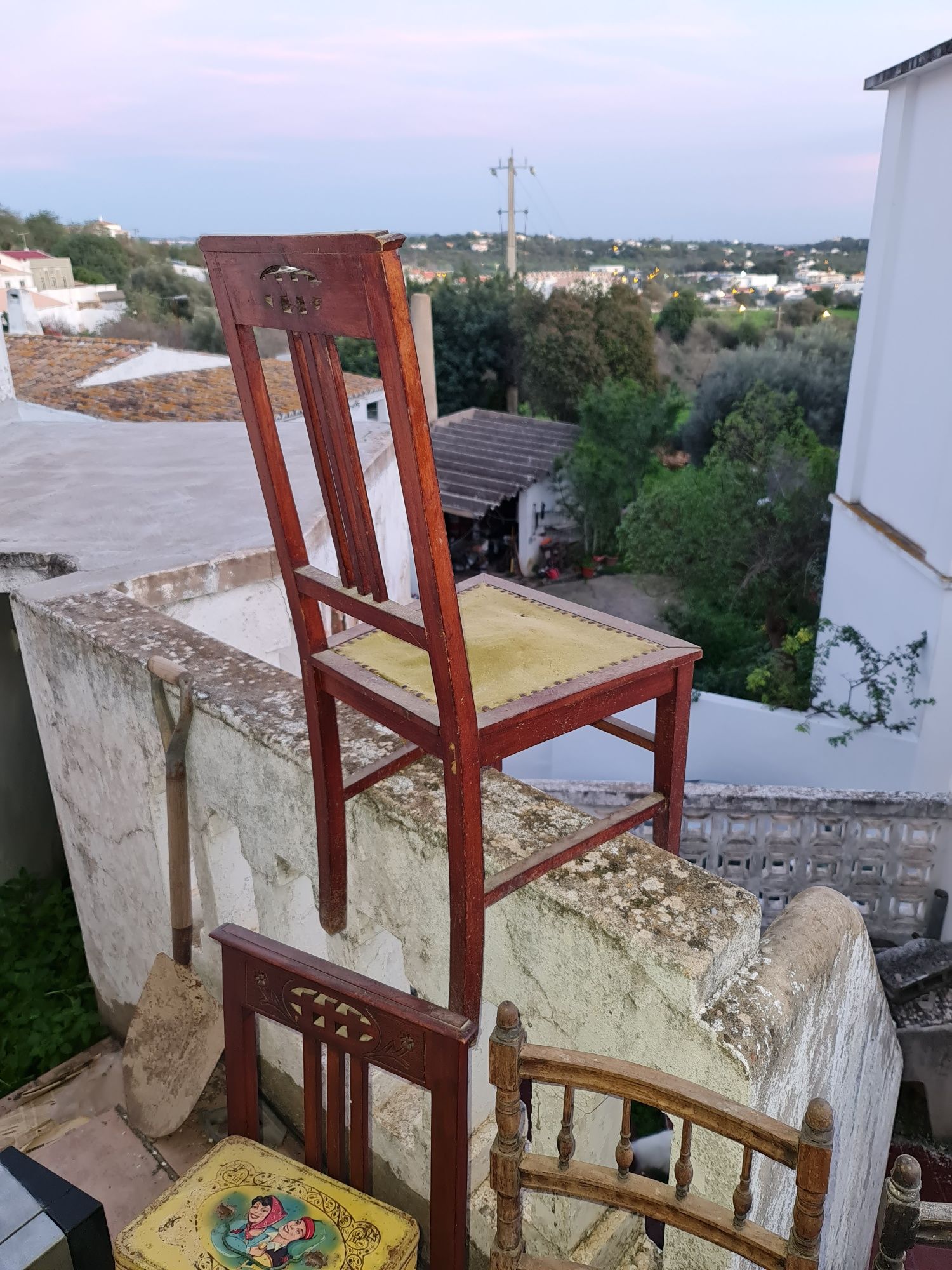 Conjunto de cadeiras, poltrona e banqueta