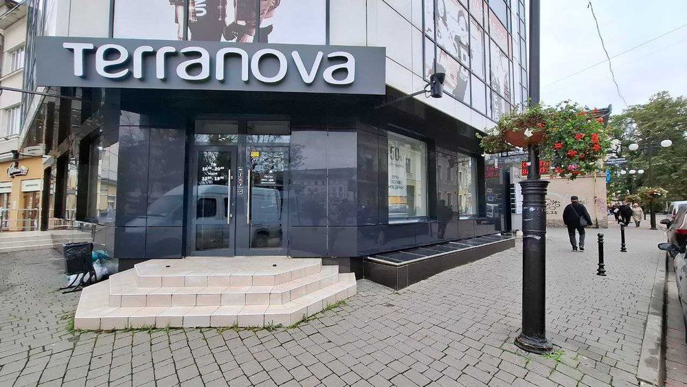 Торгова площа 419кв.м центр Ратуша перший поверх фасад