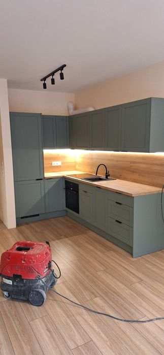 Montaż i składanie mebli marketowych