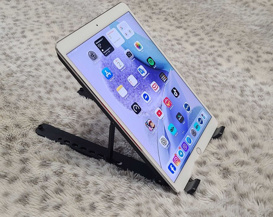 Дуже зручна і надійна підставка під планшет. Германія. Нова.