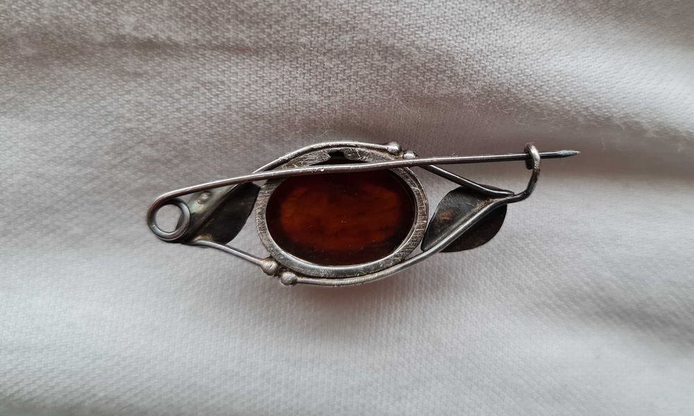 Stara broszka srebrna z bursztynem Vinted polska z patyną listki