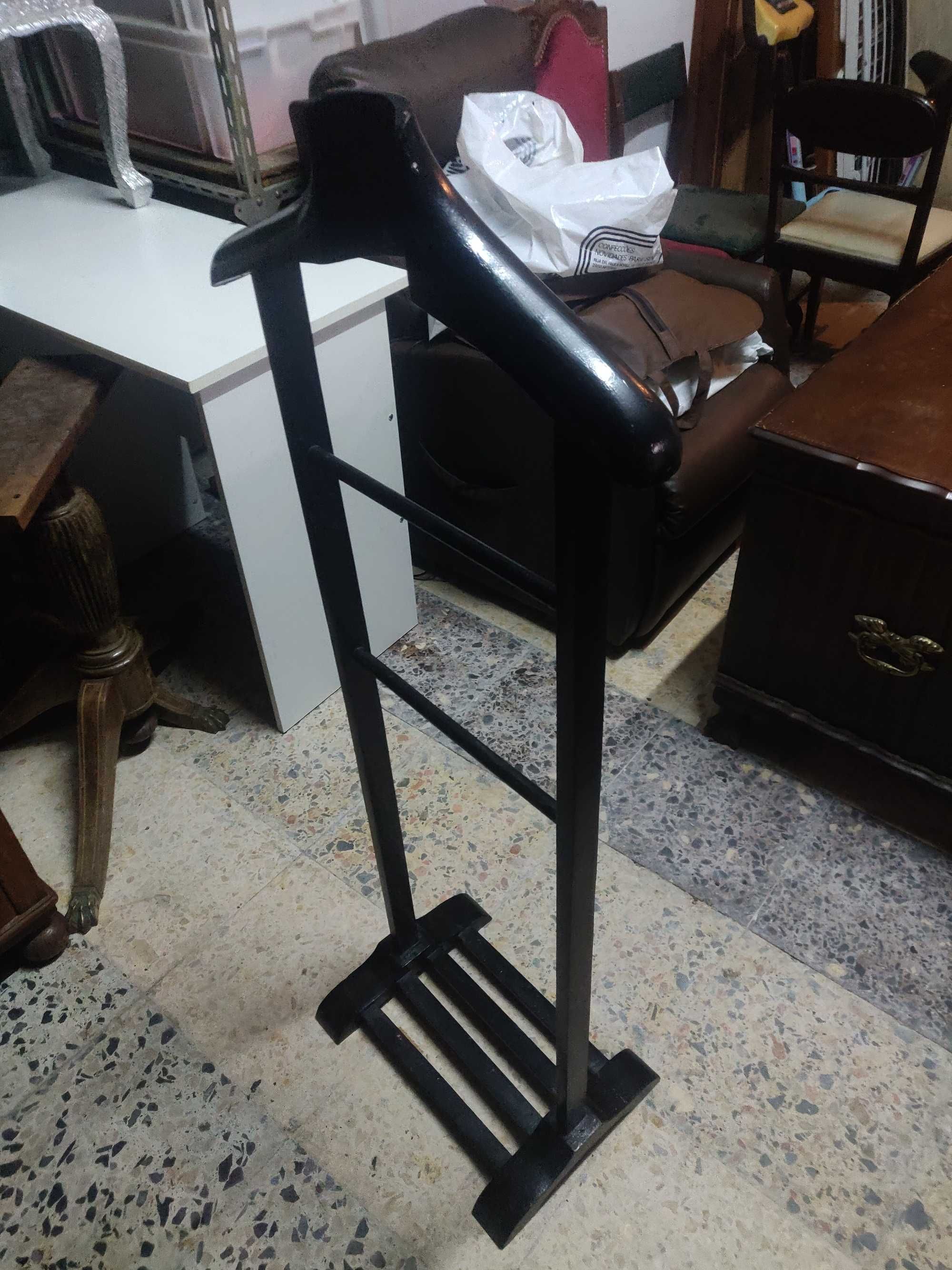 Suporte de roupa em madeira