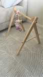 Baby gym drewniany dla niemowląt